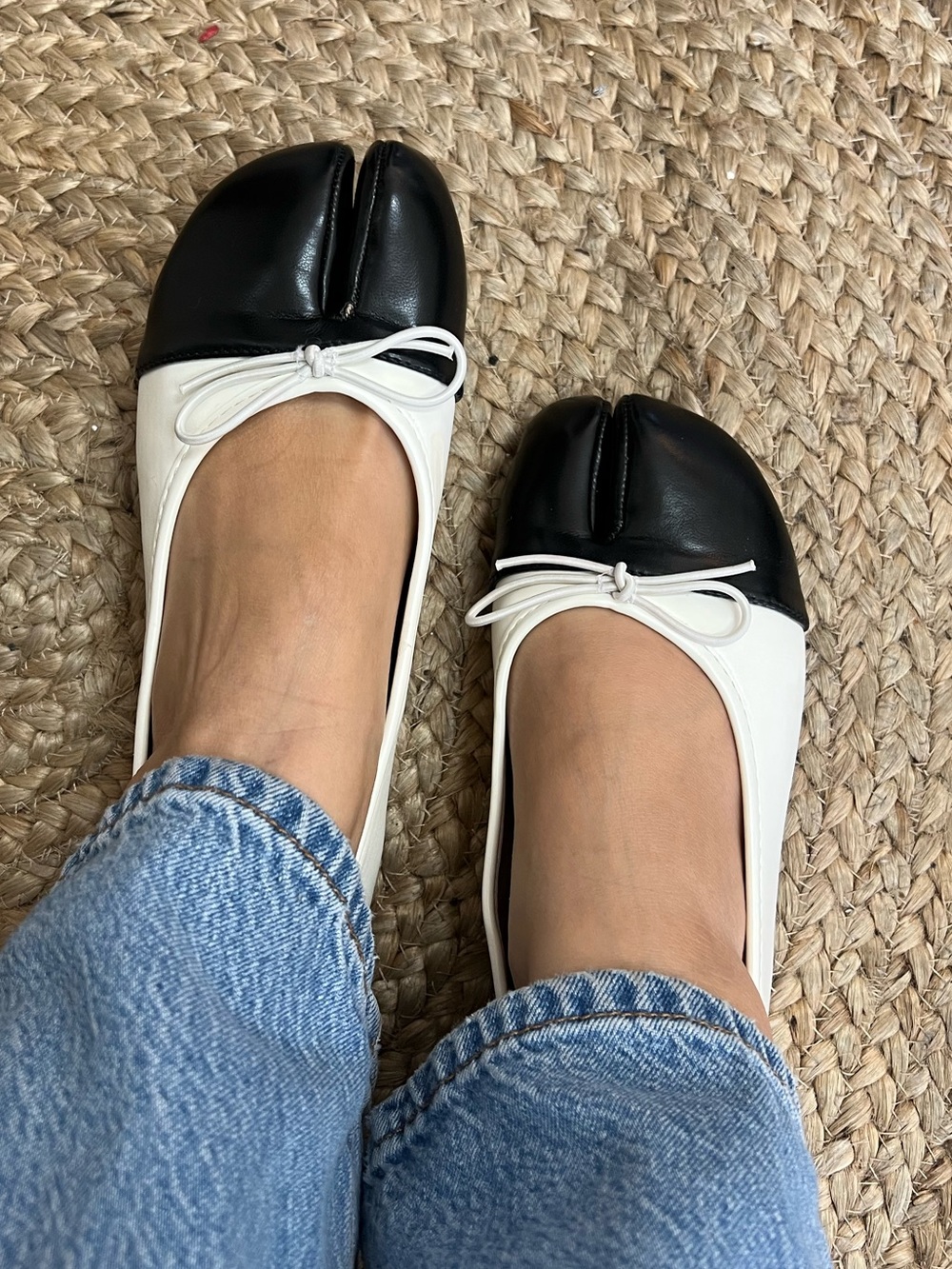 TABI CREAM / BLACK TABIS SPLIT TOE FLATS - Picture 2 of 9